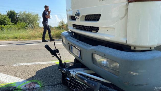 Strada Traversante Pedrignano, bici elettrica travolta da un furgone