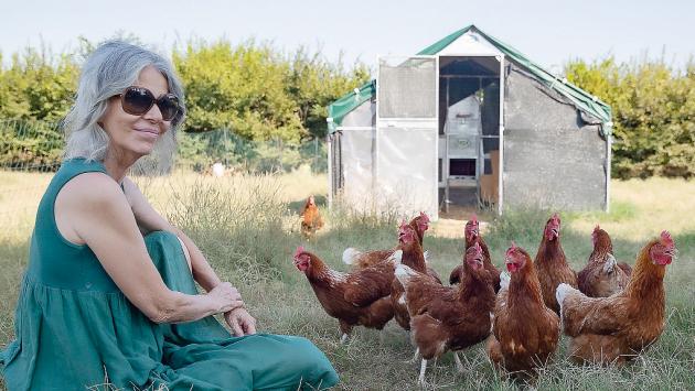 Monica Bobba con alcune delle sue galline salvate dagli allevamenti intensivi 