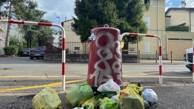 Via Doberdò, l'abbandono dei rifiuti è "selvaggio"
