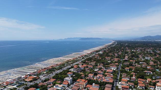 Automobilista picchia un turista di Parma in bici a Forte dei Marmi, denunciato
