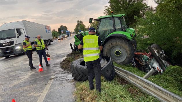 Si scontrano un'auto e un trattore: due feriti gravi in via Langhirano