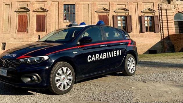 Aggredisce medici e carabinieri a cui cerca di prendere la pistola: denunciata