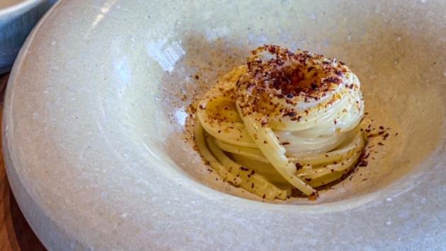 Spaghetti cacio e pepe con  anguilla in saòr