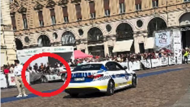Al Salone di Torino auto sulla folla, quindici contusi 