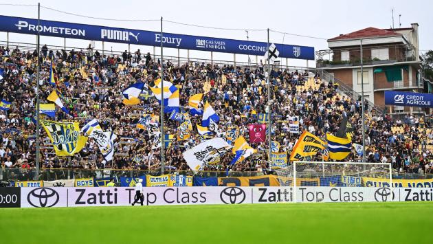 Fumogeni durante Parma-Udinese. Emesso Daspo a carico di un giovane