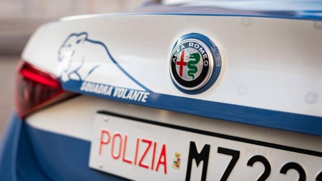 Va a prendere un caffè e gli rubano il monopattino: due giovani  picchiano il proprietario ma la fuga è bloccata dalla polizia