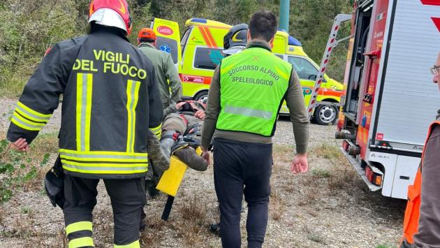 Durante una battuta di caccia scivola e si rompe una gamba: intervento di soccorso alpino, vigili del fuoco e 118