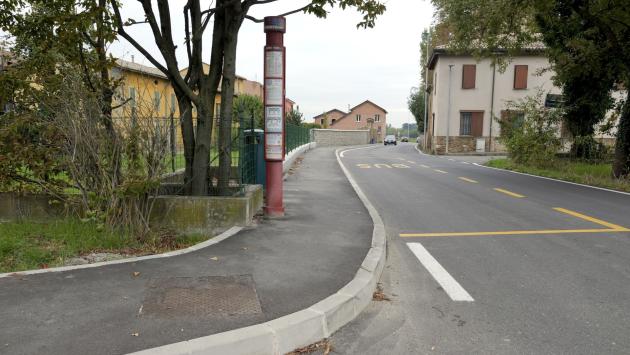 Strada Martinella a Vigatto: i nuovi marciapiedi creano un percorso pedonale in continuità