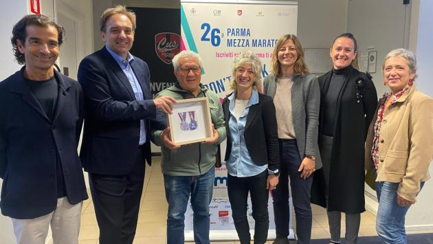 Parma Mezza Maratona, consegnato l'assegno all'associazione "Operare per nel mondo dalla parte dei bambini"