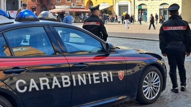 Insegue e aggredisce l'ex e il nuovo fidanzato nel Reggiano
