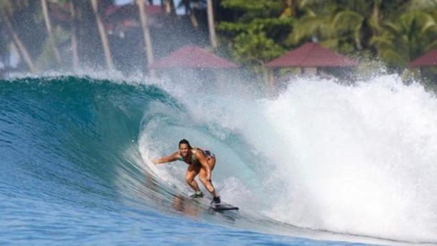 Giulia Manfrini, surfista e influencer 36enne morta in Indonesia  ferita da un pesce spada 