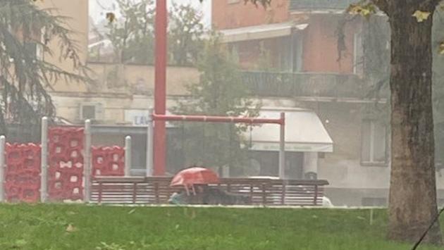 Un senzatetto parmigiano dorme sotto l'acquazzone