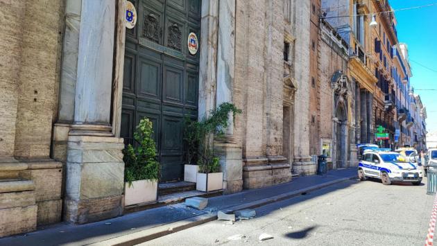 Cadeun pezzo del cornicione di una chiesa in via del Corso a Roma, un ferito, tragedia sfiorata