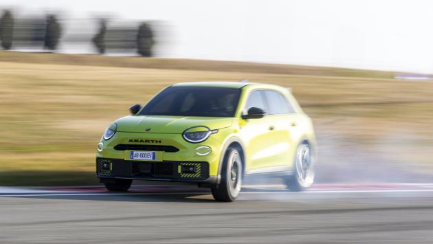 600e, Scorpionissima, adrenalina in pista con l'ultima Abarth, rigorosamente elettrica 