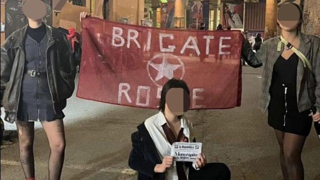 Si travestono da "rapimento Moro" per Halloween, esplode la polemica