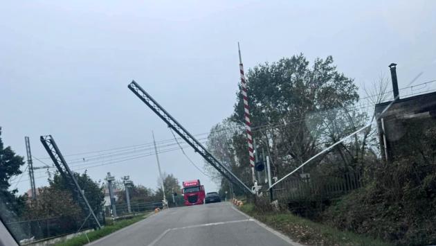 Cade un palo nei pressi del passaggio a  livello a Busseto 