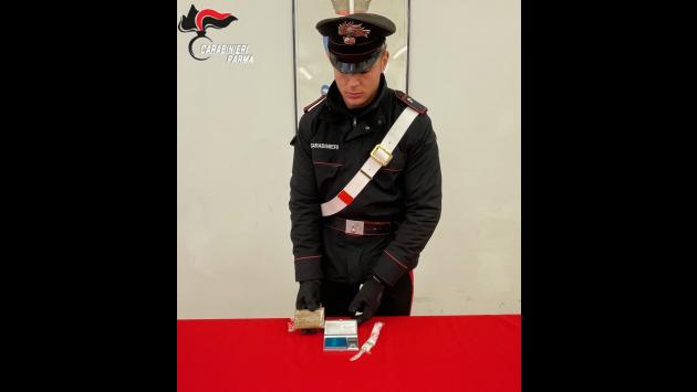 A casa nascondeva un panetto di hashish da 100 grammi e un bilancino di precisione: arrestato 24enne