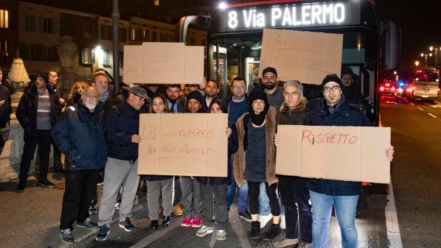 Viale Mariotti, alcuni giovani inveiscono contro un autista Tep al flash mob contro la violenza 