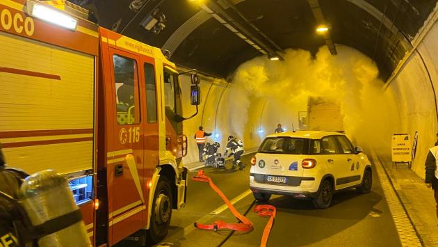 Se tir e auto si scontrano in galleria e ci sono feriti: esercitazione in scala reale sull'A15