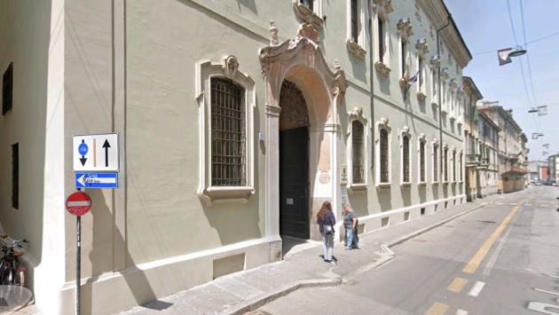 Difende una ragazza, spedizione punitiva: 14enne pestato dal branco davanti a scuola 