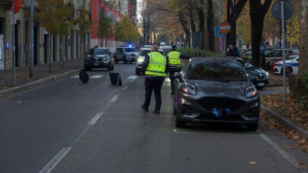 Scontro fra un'auto e un monopattino in viale dei Mille: ferito un giovane