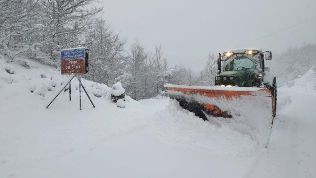 Operativi 50 mezzi, sgombero neve oltre i 300 metri. In pianura distribuito sale nei punti critici e sui ponti