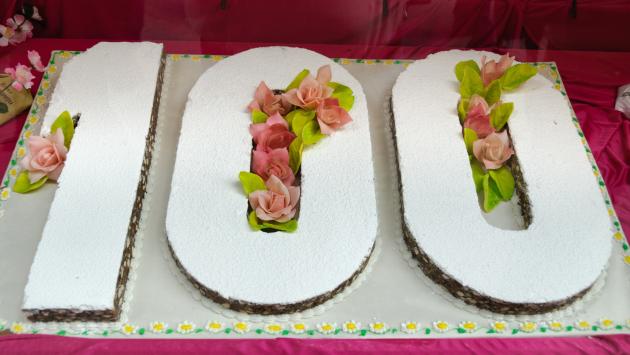 Festeggia i 100 anni nella fabbrica in cui ha lavorato
