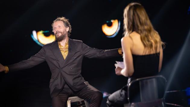 Jovanotti a Belve, io, Berlusconi, la pipì uno accanto all'altro