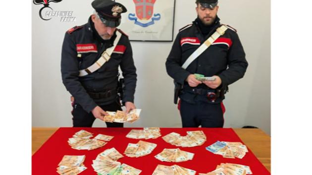 Carabinieri recuperano 15mila euro contanti e denunciano i due autori