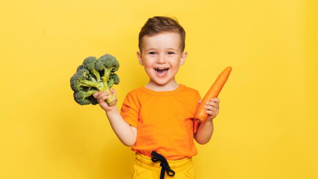 Sempre più tempo davanti alla tv e allo smartphone.  E oltre  il 25% è obeso I bambini? Mangiano  più sano ma si muovono ancora poco