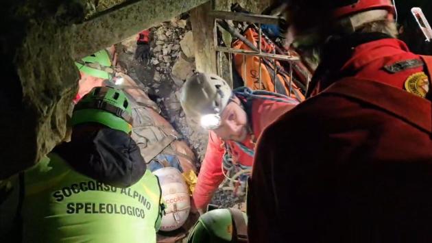 Bloccato in una grotta, speleologo ferito dalla caduta di massi