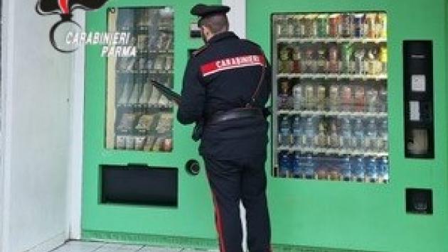 Parma: con un grosso cacciavite forzano il distributore automatico nel tentativo di rubarne il denaro contenuto nella cassa. Denunciati 41enne e 28enne stranieri