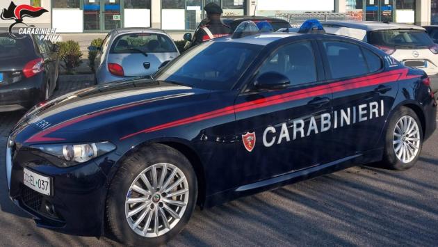 Parma: ruba 8 “punte di grana” al supermercato e colpisce il vigilante per guadagnarsi la fuga. Arrestato 35enne italiano.