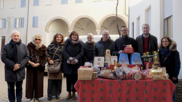 Donati i pacchi alimentari ricevuti da sindaco e assessori alla mensa di Padre Lino.