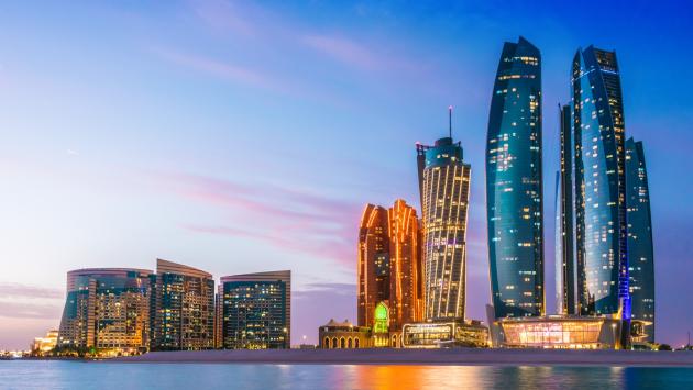 La perla sul golfo, l'inverno è la stagione di Abu  Dhabi, tra grattacieli,  deserto e opere d'arte 