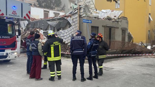 Crolla una palazzina in via Brennero: soccorritori al lavoro, ricerche fra le macerie 