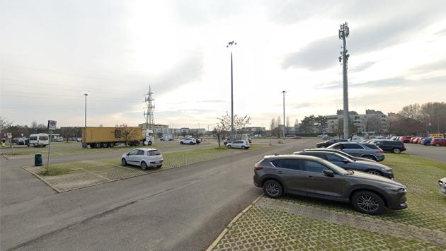 Via Traversetolo, un camion cisterna sfiata azoto: intervento dei vigili del fuoco nel parcheggio dell'Esselunga