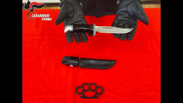 Denunciato un 26enne italiano trovato in posesso di un tirapugni e un grosso coltello da caccia