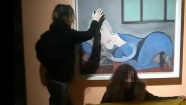 A Mantova animalisti imbrattano teca con un Picasso