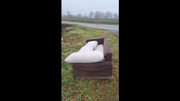 Divano abbandonato vicino al ponte Sigerico
