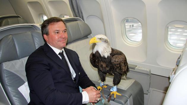 Mostra le foto della protesi al pene e la Lazio lo licenzia: il caso del falconiere fa il giro dei media in Europa 