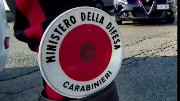 Evade dai domiciliari per salutare gli amici in carcere: 39enne arrestata 