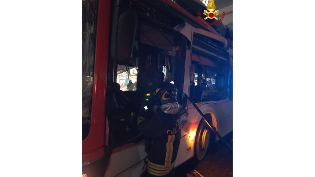 Autobus si schianta contro una pensilina all'ingresso della stazione Mediopadana ed esplode: due feriti