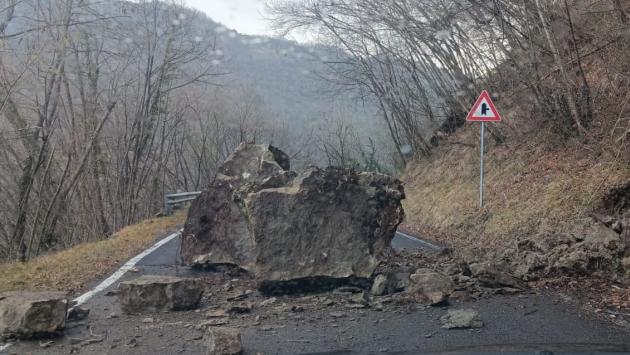 Scurano, un grosso masso sulla Sp17, prontamente rimosso. Acqua e fango sulle strade