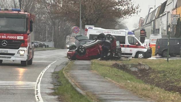 Auto si ribalta nell'area ex Salamini, tutti miracolosamente illesi