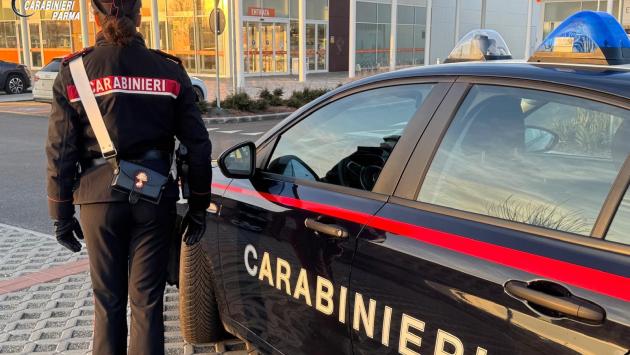 Monticelli terme: appoggia la borsa in auto per caricare la spesa, ma viene derubata con la “tecnica delle monetine”. Denunciato 30enne  