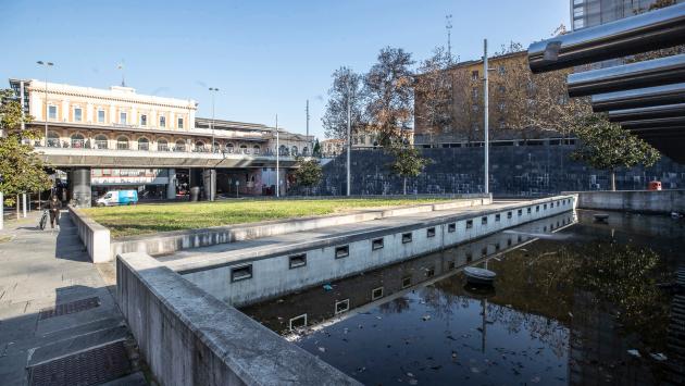 «Il bus notturno per Parma non passa. Bloccato per 5 ore nel piazzale della stazione di Reggio»