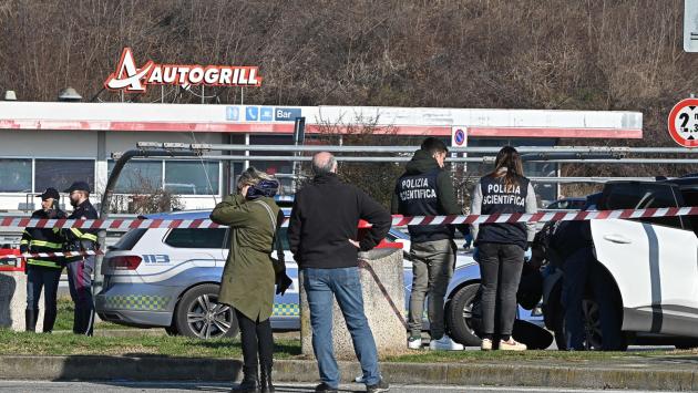 Poliziotti feriti a martellate, uno spara ad aggressore 