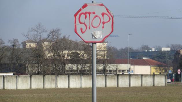 Via Chiavari, quando lo «stop» è… naif