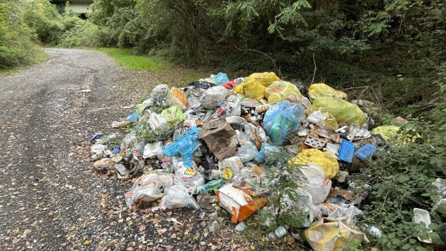 L'accesso alla «spiaggia» del Taro? Una discarica per tutte le stagioni